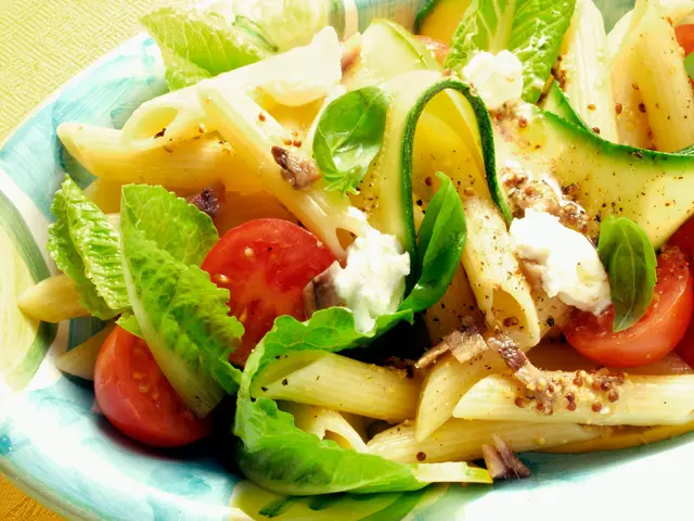 Salade de pâtes avec courgettes, tomates et basilic