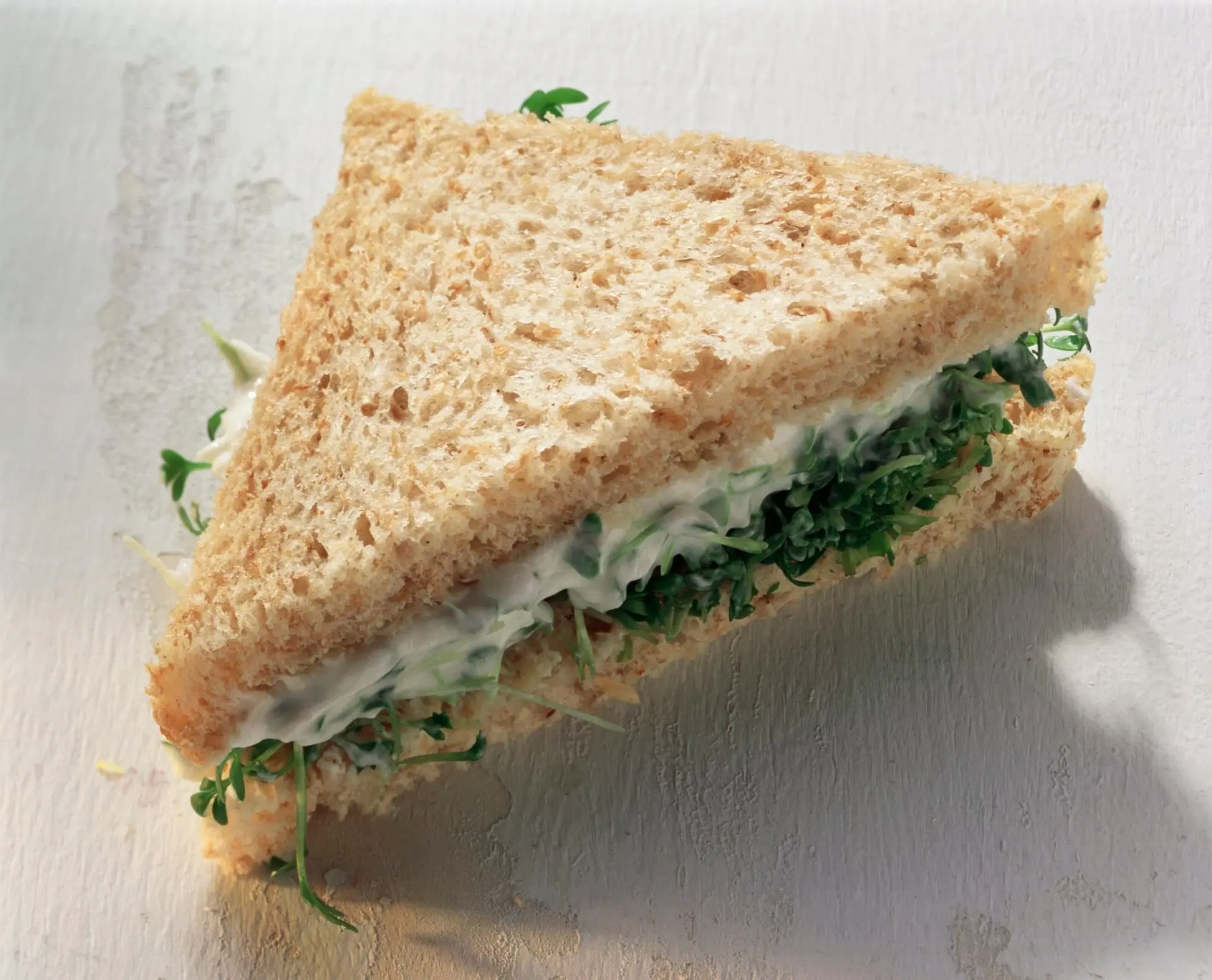 Sandwich au fromage crémeux et cresson