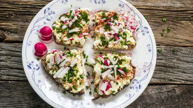 Sandwichs aux œufs, aux radis et à la ciboulette