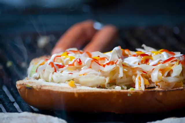 Shuco Chapin, hot dog guatémaltèque à la saucisse, au chou et à l'avocat