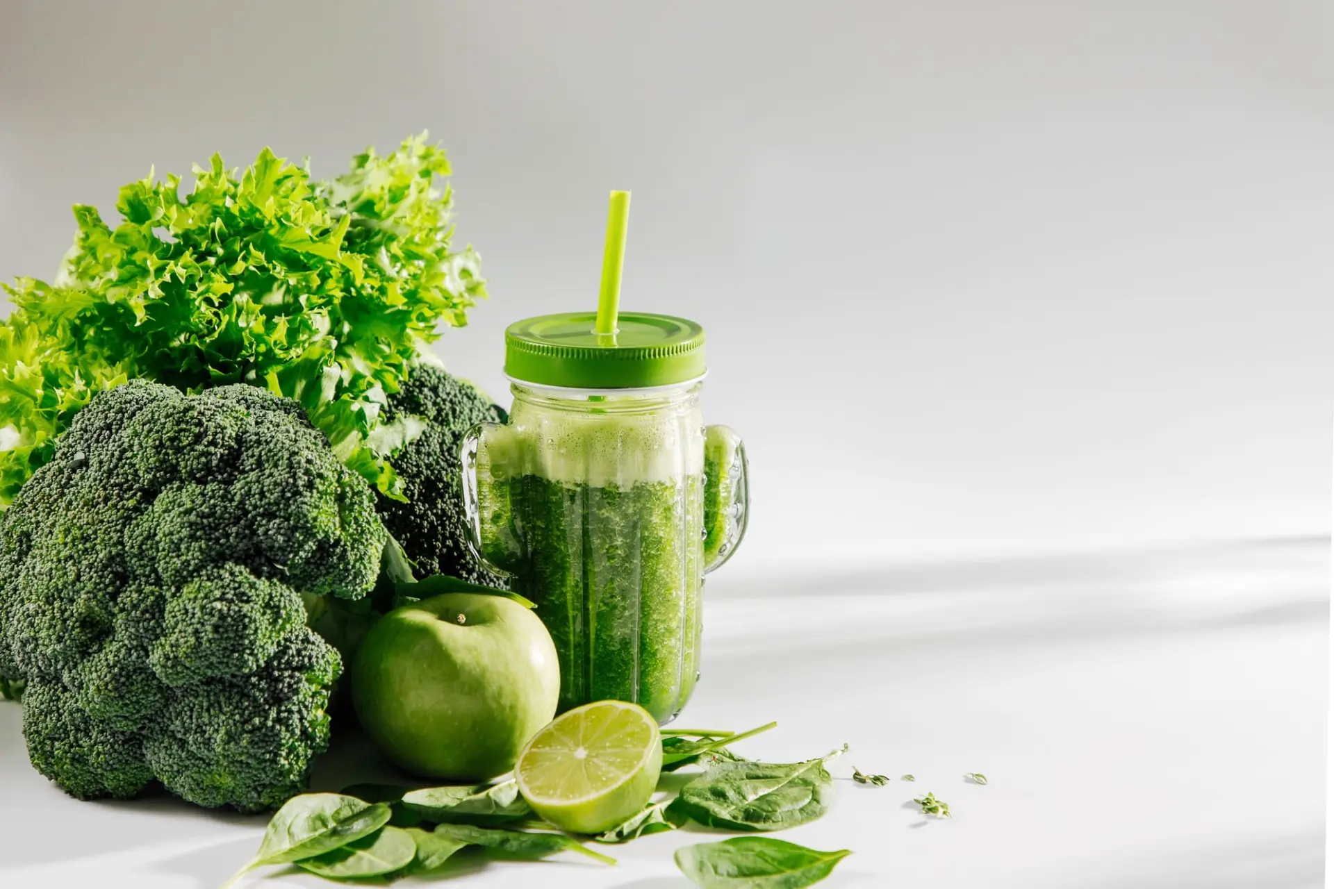 Smoothie vert aux épinards, à la salade, pomme, au brocoli et citron vert