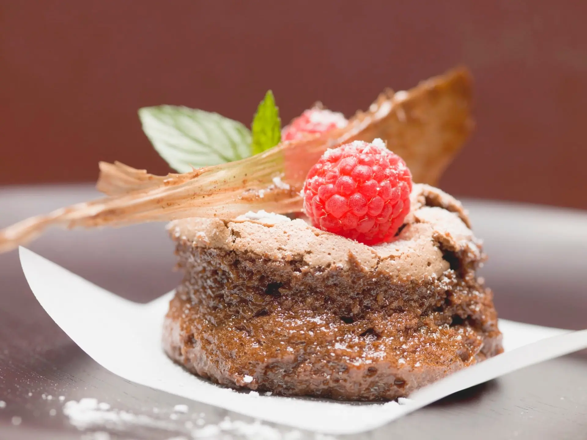 Soufflé au chocolat avec framboises et caramel
