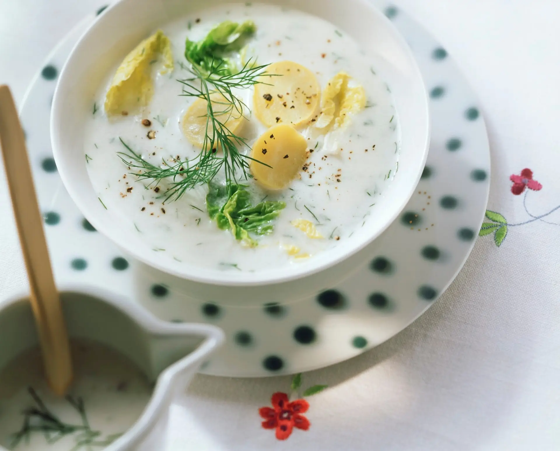 Soupe au fromage blanc avec pommes de terre, aneth et lanières de laitue