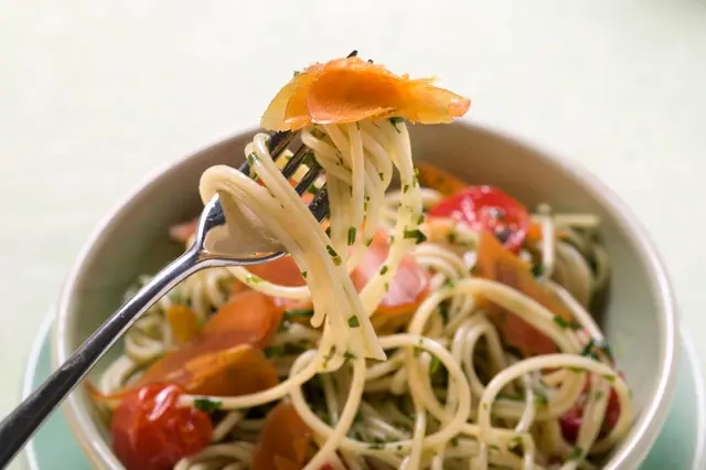Spaghetti avec jambon bresaola et tomates