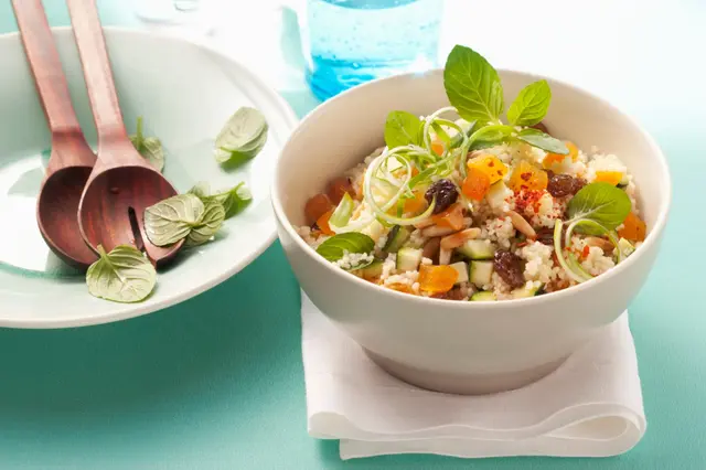 Taboulé avec courgettes, fruits secs et pignons de pin