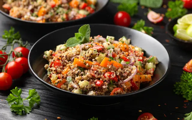 Taboulé de quinoa rouge et blanc avec tomates, paprika et menthe