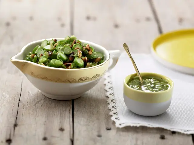 Tartare de fèves, d'asperges vertes et de pignons de pin, sauce pesto