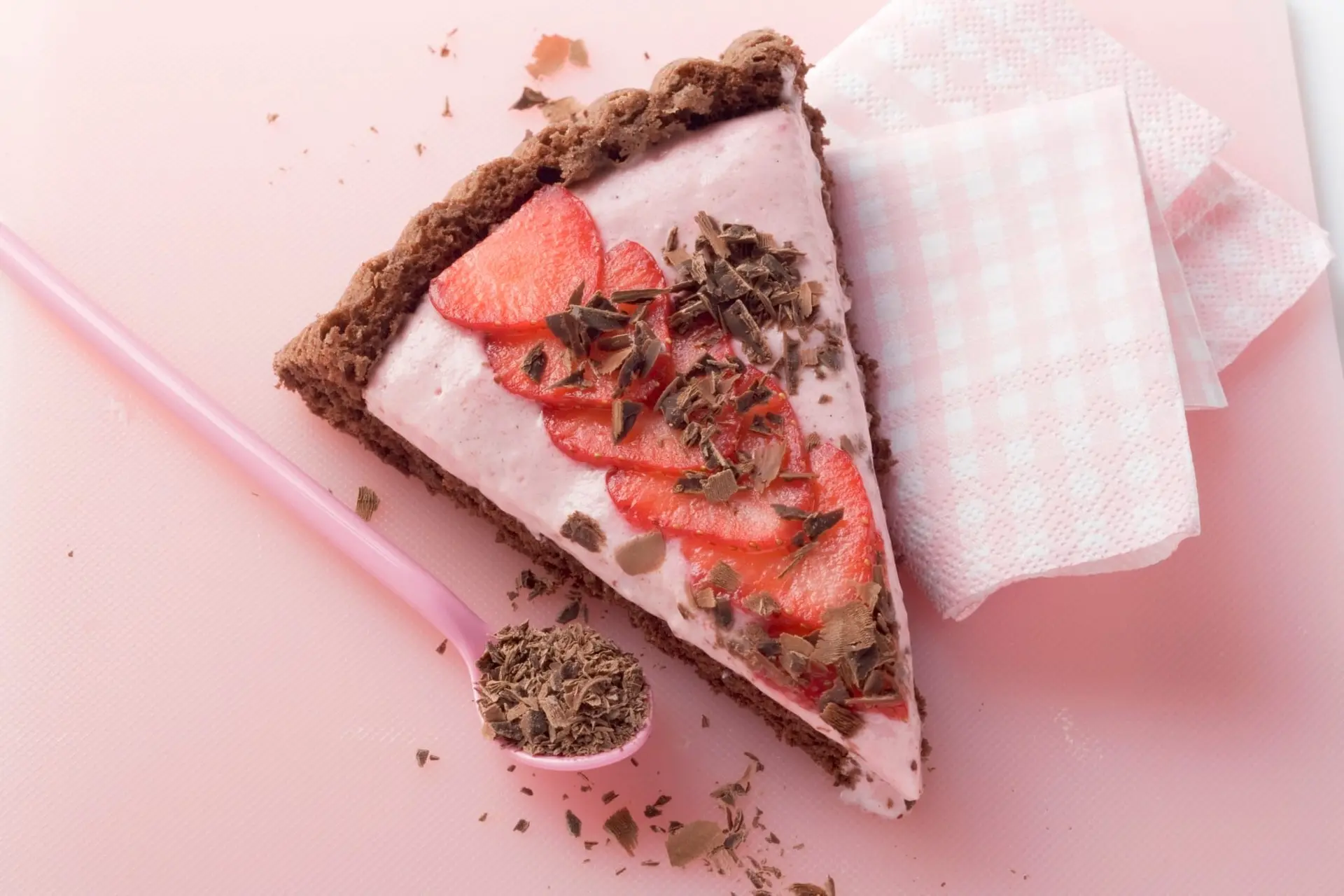 Tarte au fromage blanc avec croûte au chocolat et fraises