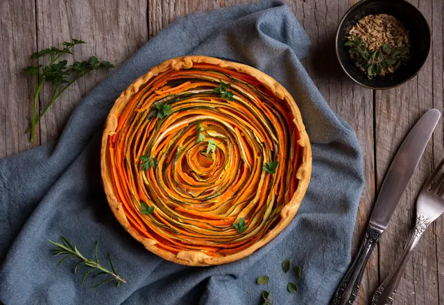 Tarte aux légumes aux carottes et aux courgettes en forme de spirale