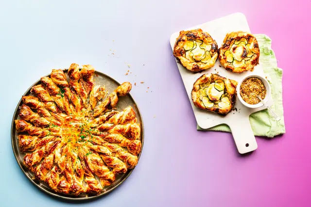 Tarte soleil à la moutarde à l'ancienne et feuilletés aux courgettes