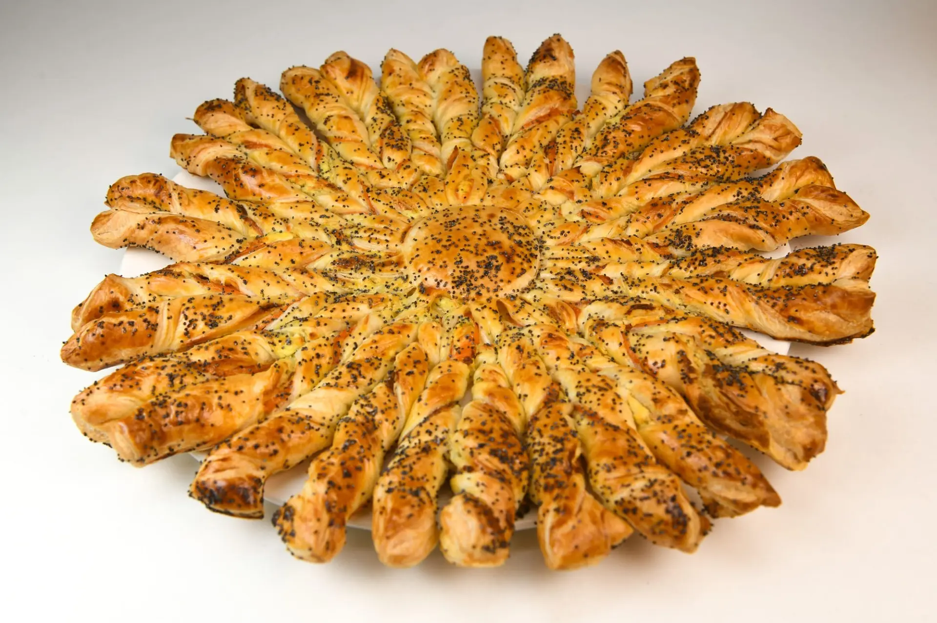 Tarte soleil en pâte feuilletée au saumon fumé et fromage Boursin