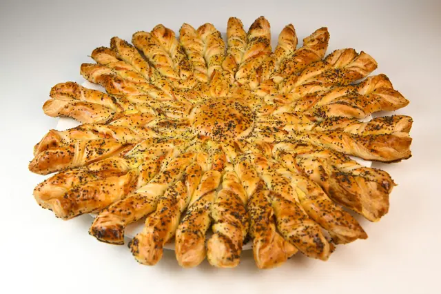 Tarte soleil en pâte feuilletée au saumon fumé et fromage Boursin