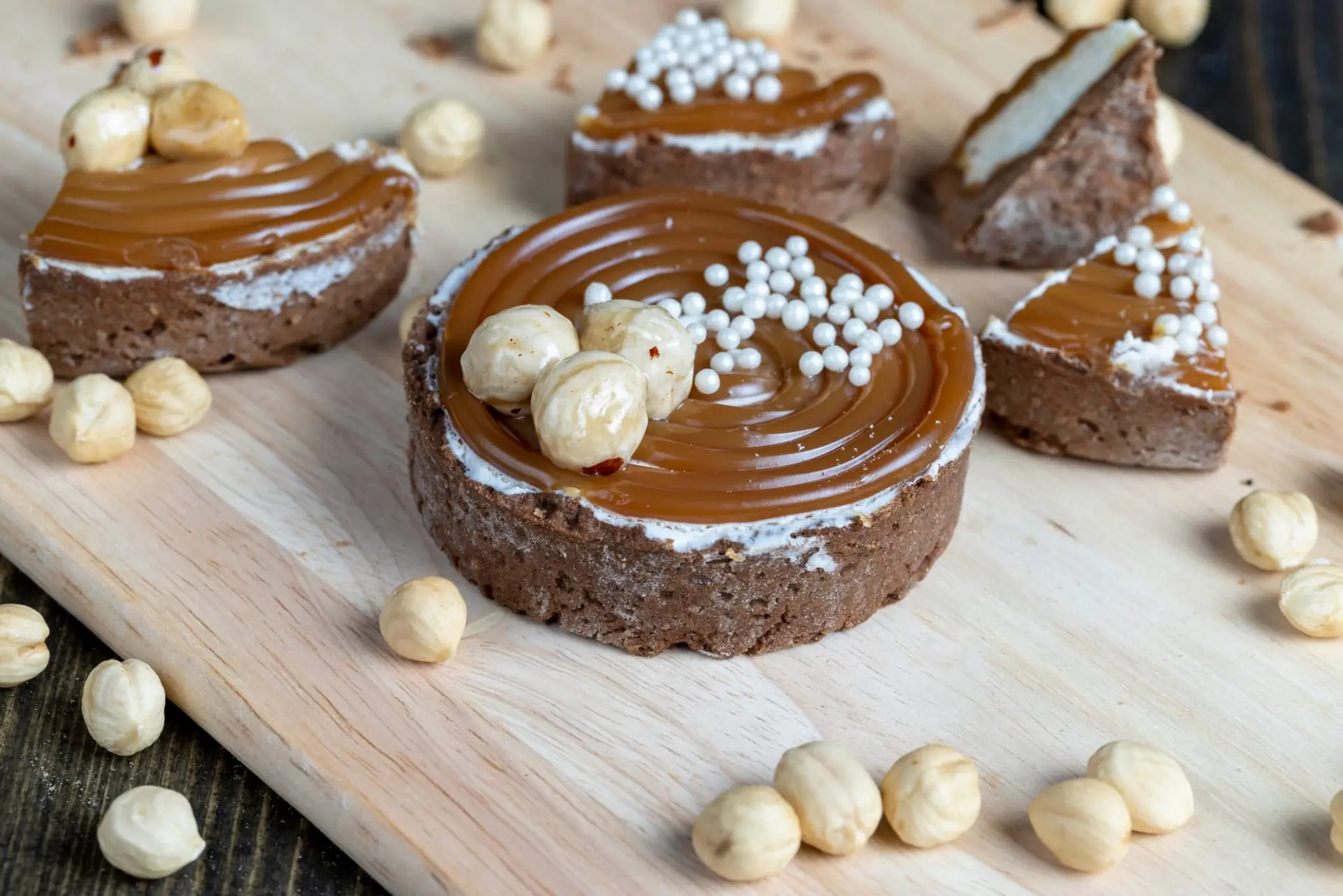 Tartelette au chocolat à la crème, au caramel salé et aux noisettes