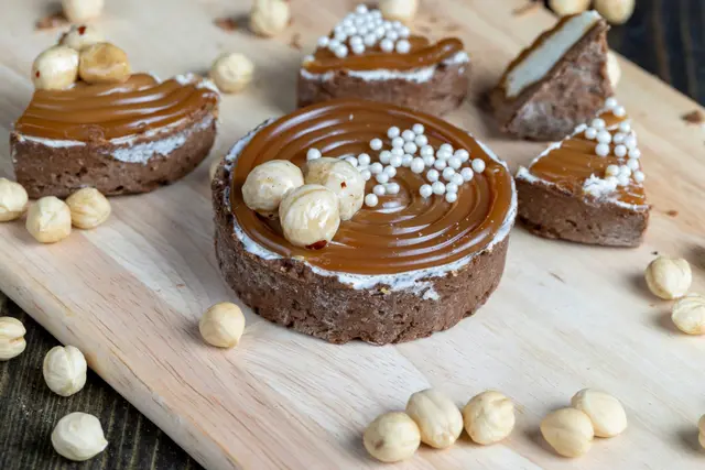 Tartelette au chocolat à la crème, au caramel salé et aux noisettes