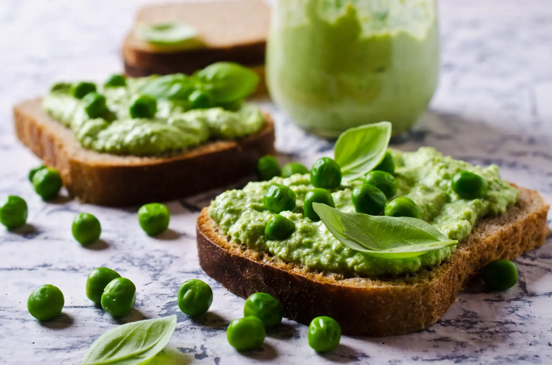 Tartine avec purée de petits pois