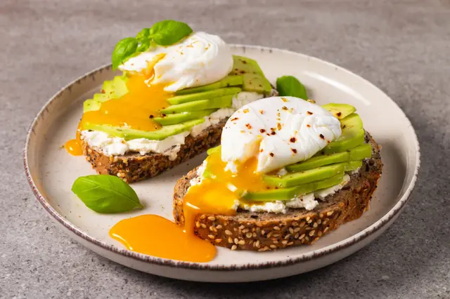 Toast à l'avocat, au fromage frais et à l'œuf poché