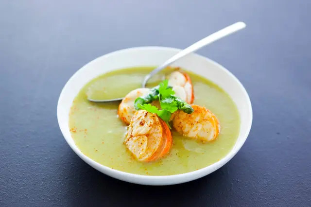 Velouté d'asperges aux écrevisses rôties
