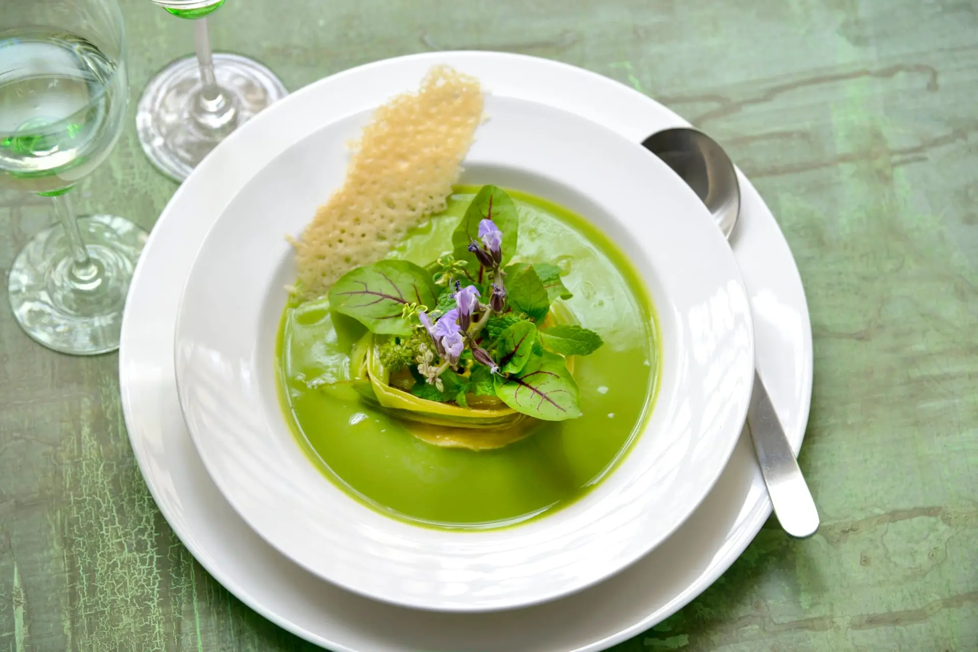 Velouté de petits pois aux poireaux, feuilles de betterave, menthe et tuile au parmesan