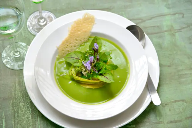 Velouté de petits pois aux poireaux, feuilles de betterave, menthe et tuile au parmesan