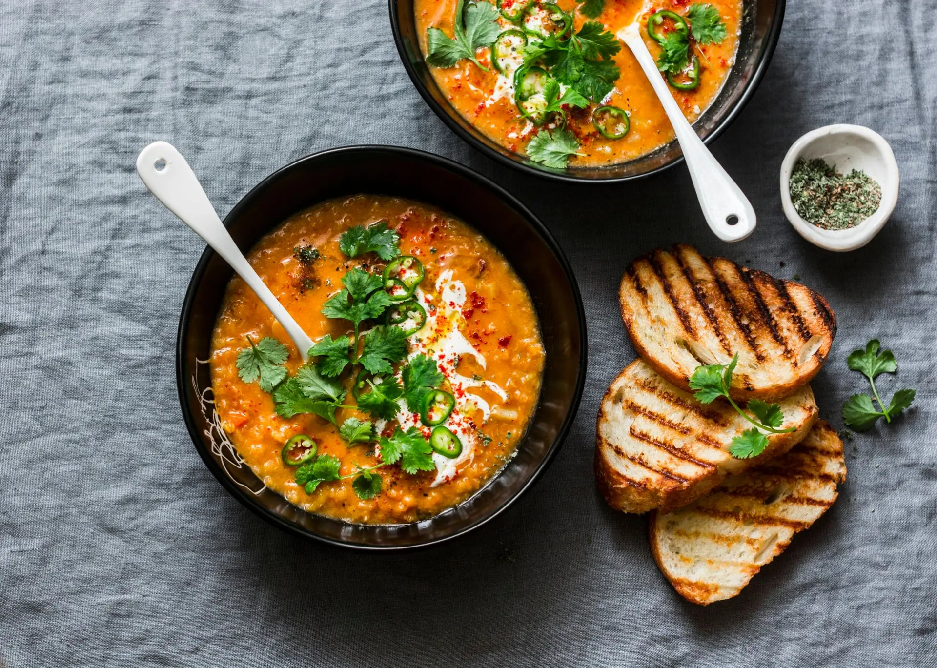 Soupe tomate aux lentilles rouges au curry et noix de coco
