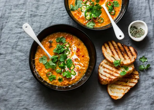 Soupe tomate aux lentilles rouges au curry et noix de coco