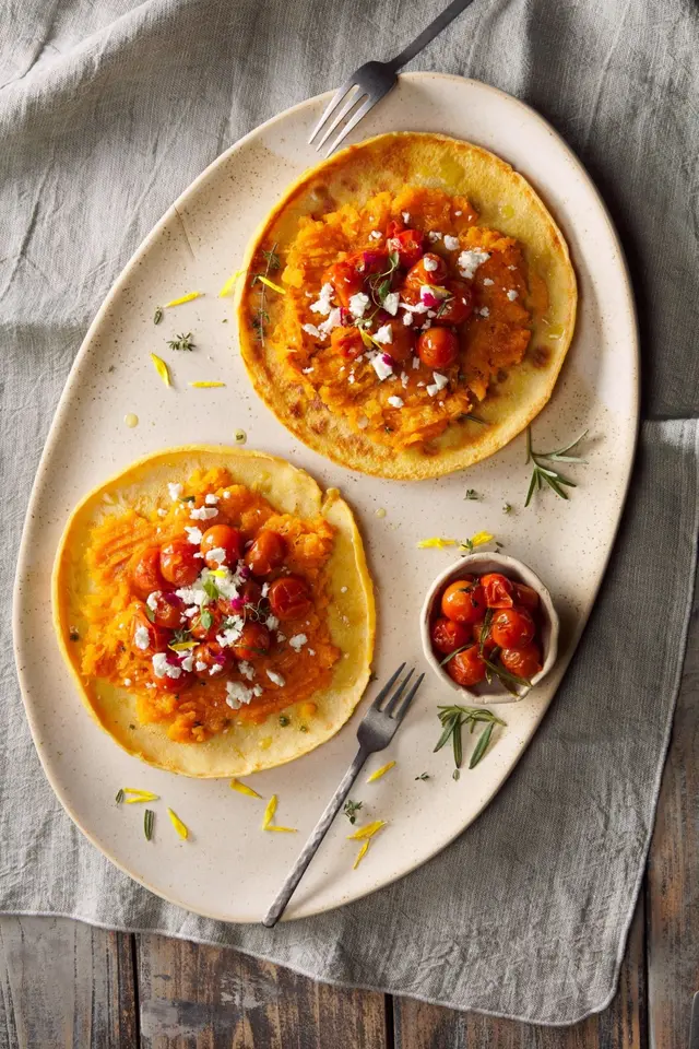 Pancakes au curcuma et topping de courge, feta et tomates