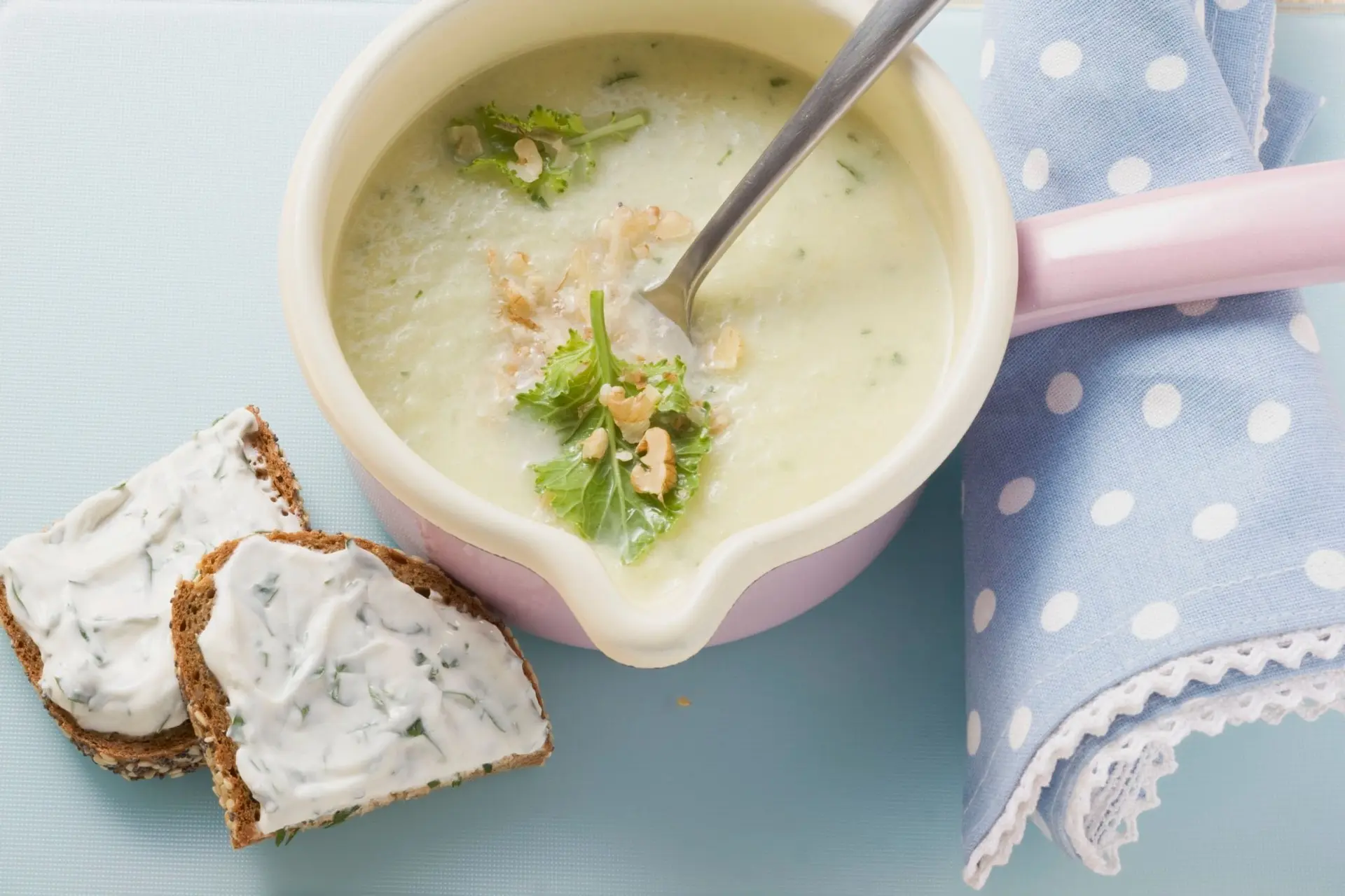 Soupe crémeuse au chou-rave et aux pommes