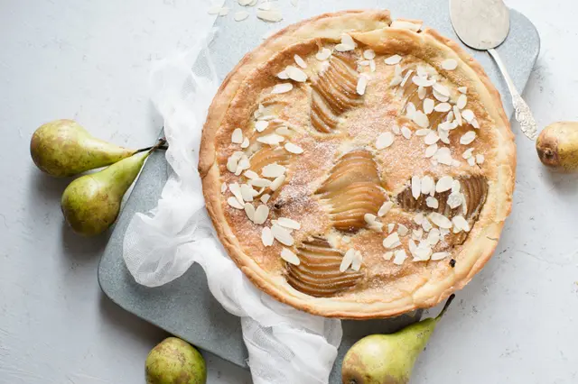 Tarte Bourdaloue (poires pochées et crème d’amandes)