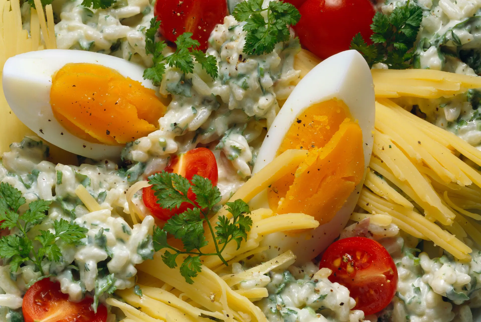 Salade de riz au fromage, aux herbes et aux œufs