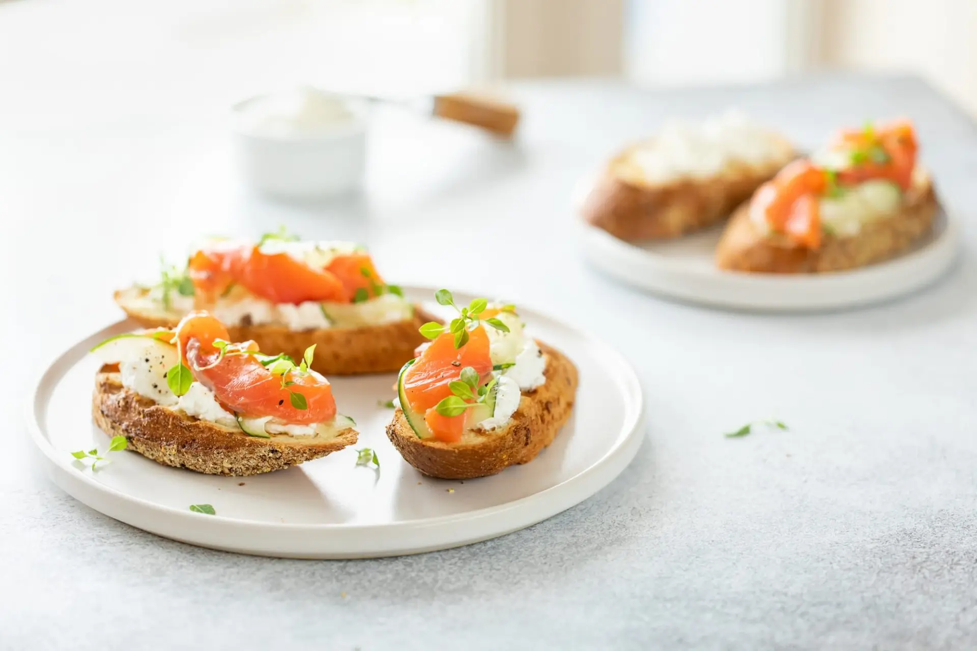 Bruschetta au saumon, fromage caillé et concombre