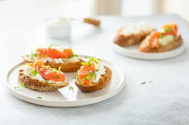 Bruschetta au saumon, fromage caillé et concombre