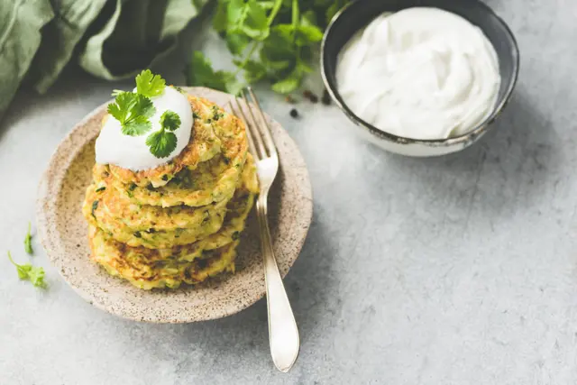 Beignets de légumes de courgettes, choux et pommes de terre