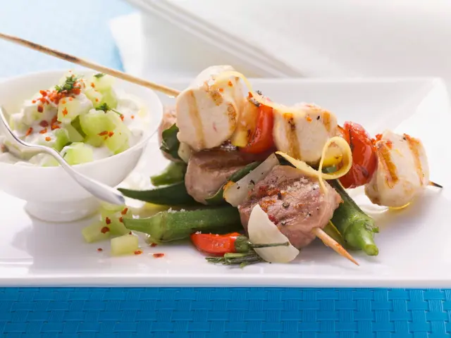 Brochettes de viande marinée avec gousses de gombo et tzatzíki