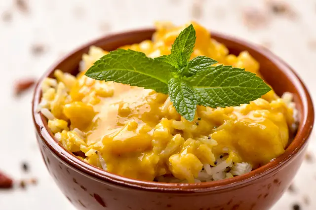 Riz basmati au curry et sauce crémeuse