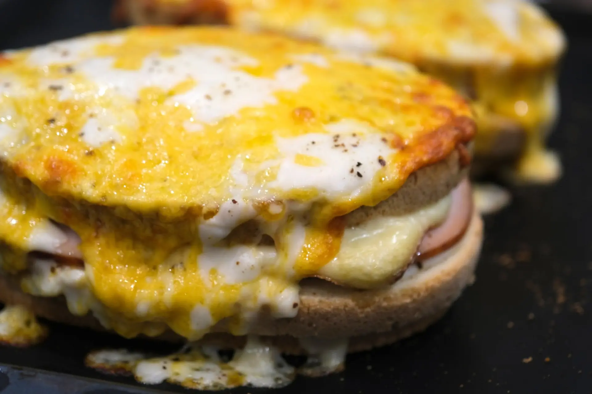 Croque-monsieur géant avec jambon, poitrine de dinde et raclette