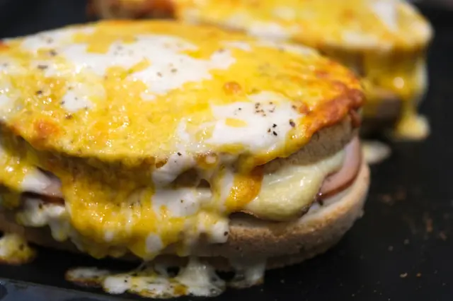 Croque-monsieur géant avec jambon, poitrine de dinde et raclette