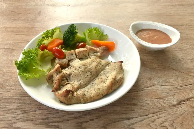 Tranche de poitrine de poulet au poivre noir, avec sauce barbecue