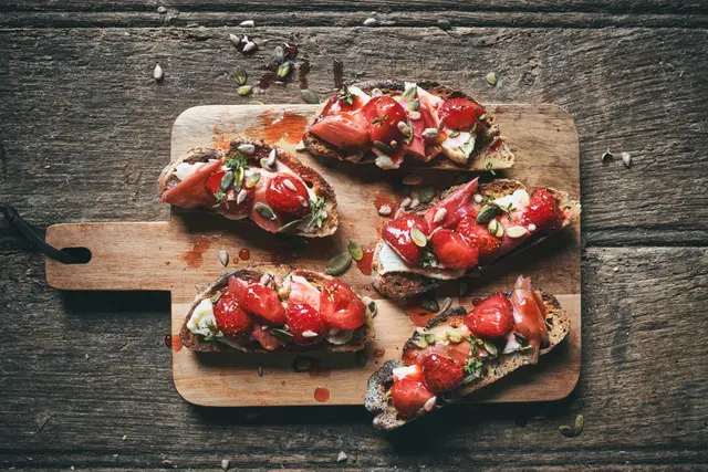 Tartines sucrées à la confiture fraise rhubarbe, fromage de brebis et thym frais