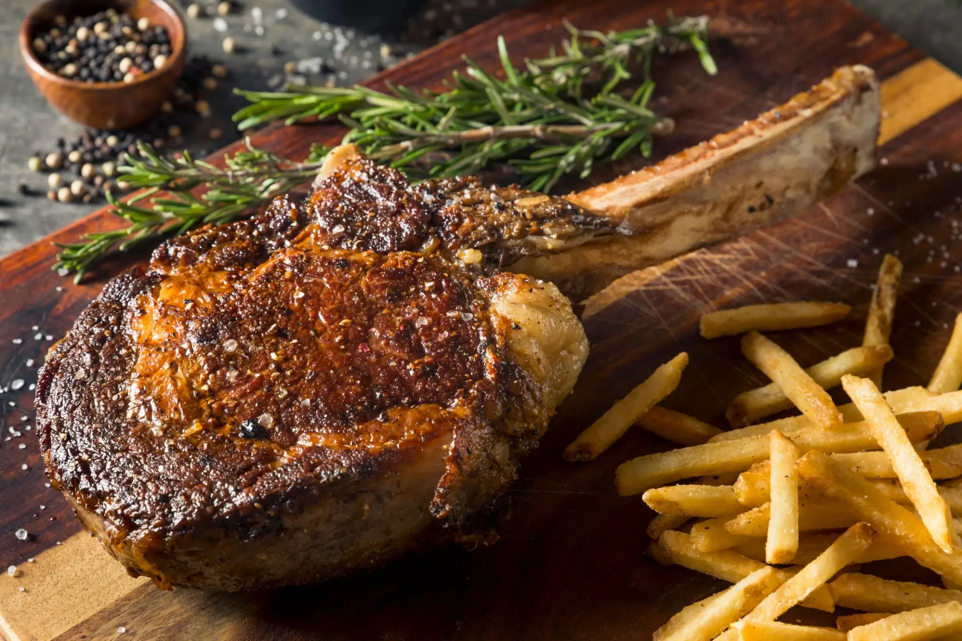 Côte à l'os grillée, frites maison et romarin