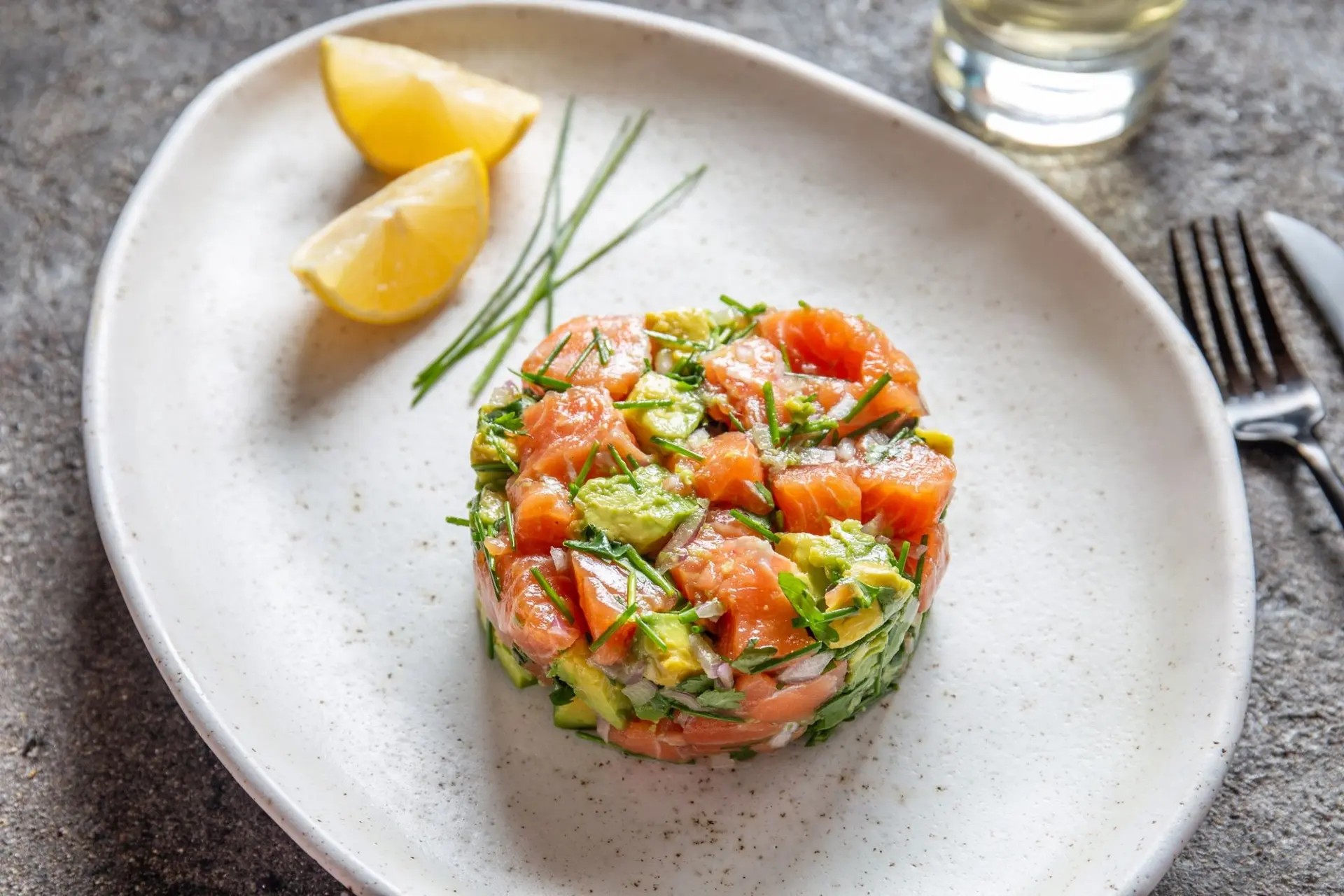 Recette de ceviche de saumon, avocat et petits oignons