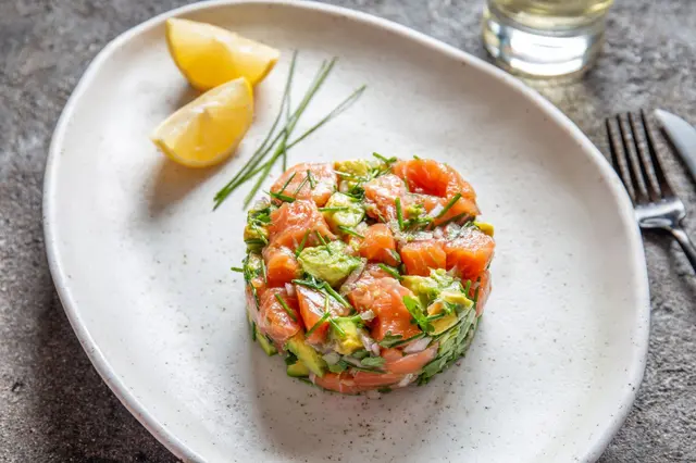 Recette de ceviche de saumon, avocat et petits oignons