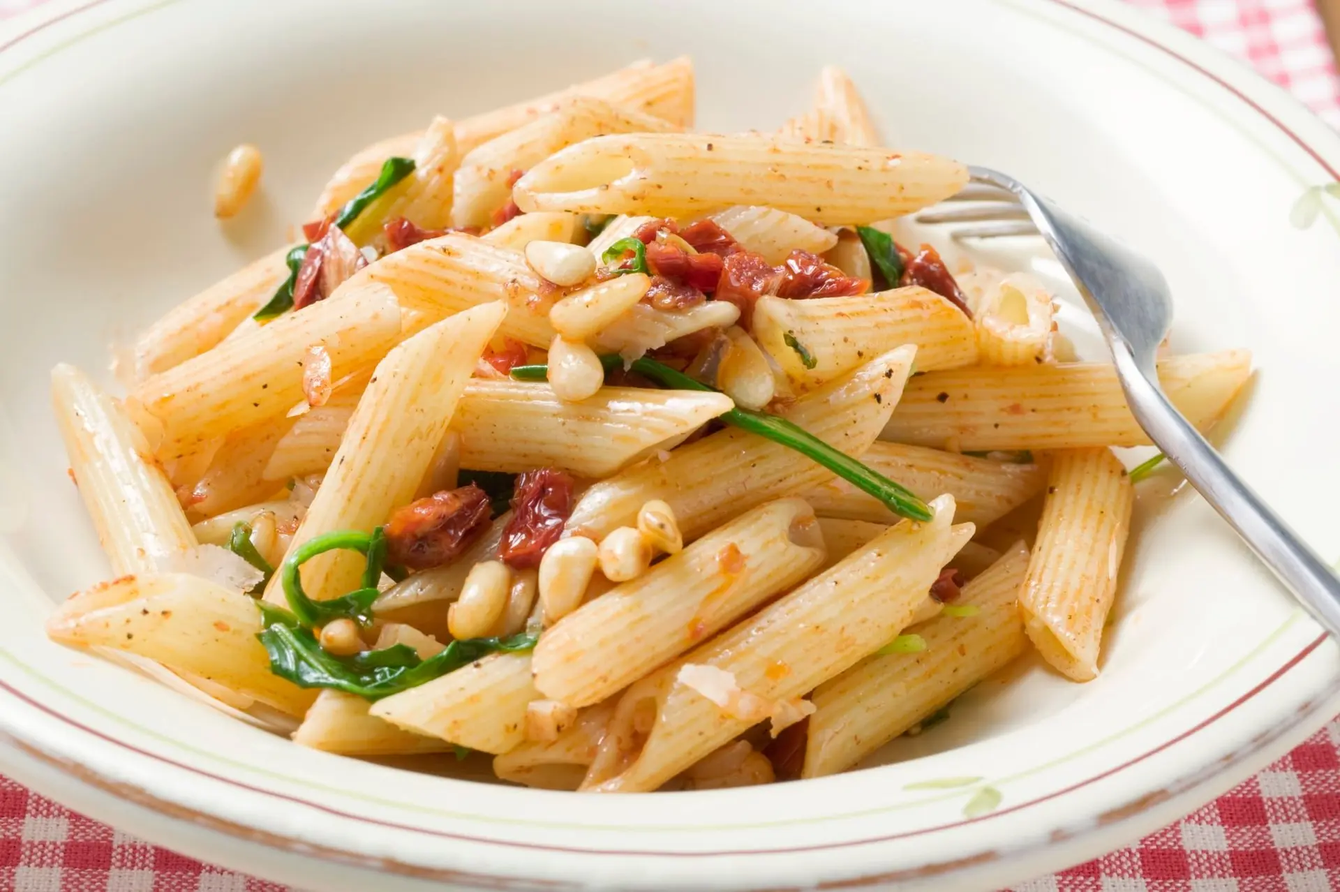 Penne aux tomates séchées et aux pignons de pin