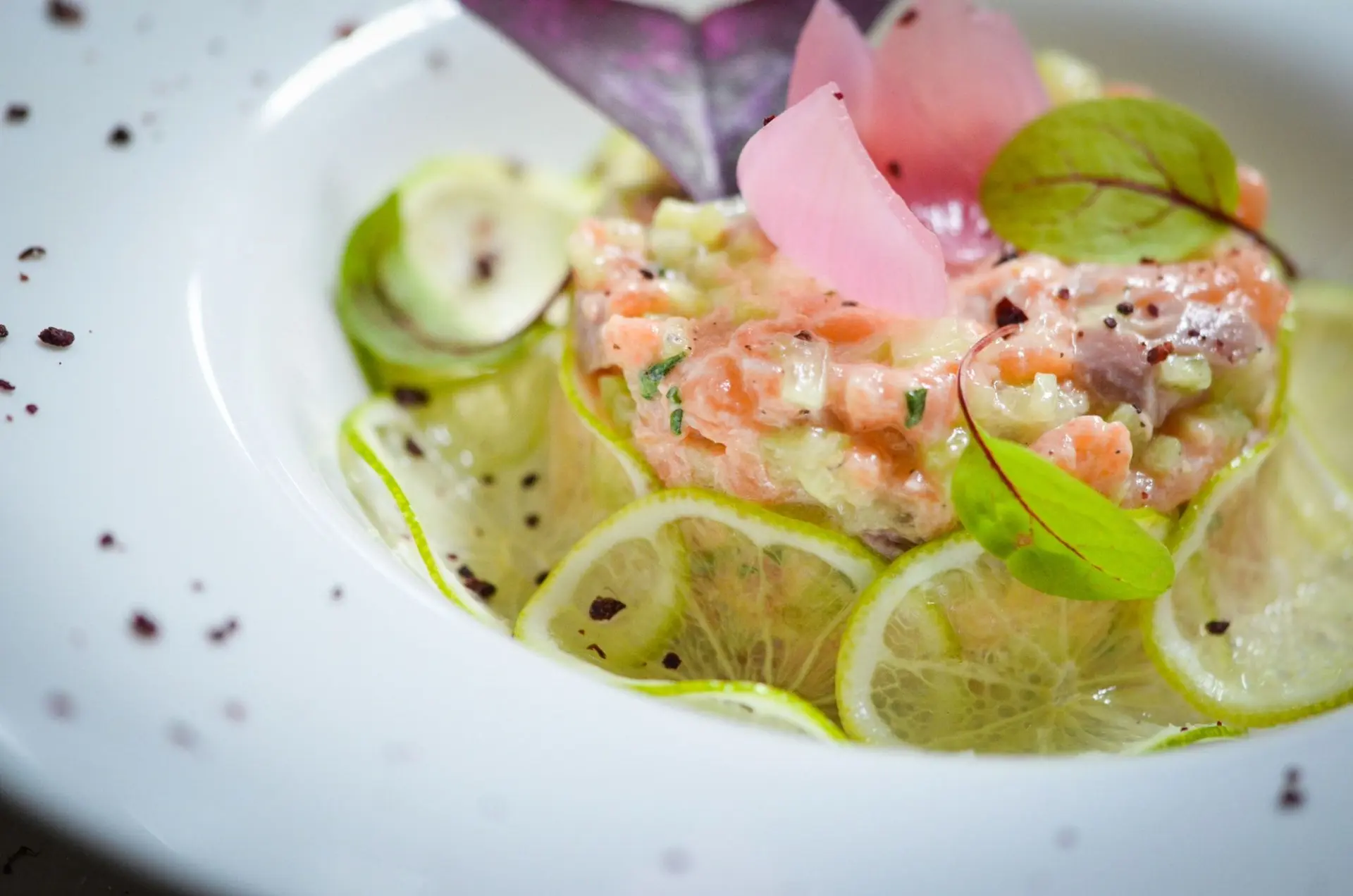Recette de tartare au saumon frais et tranche de citron vert