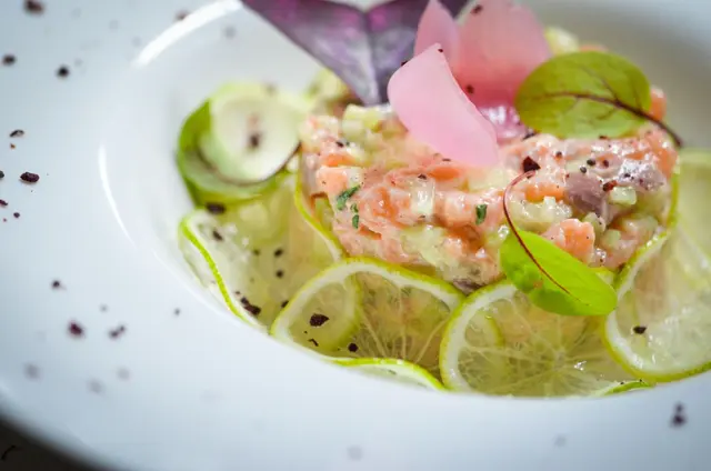 Recette de tartare au saumon frais et tranche de citron vert