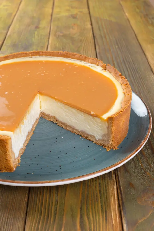 Gâteau au fromage nappé au caramel