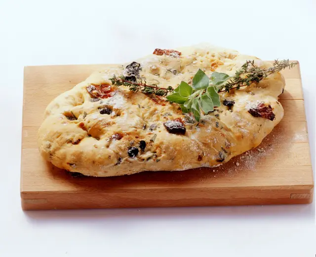 Focaccia aux olives et aux tomates séchées