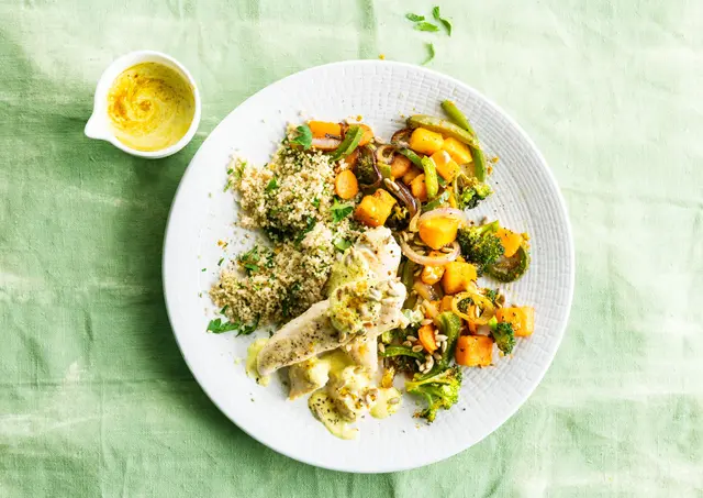 Poulet tendre à la semoule, légumes et sauce au curry