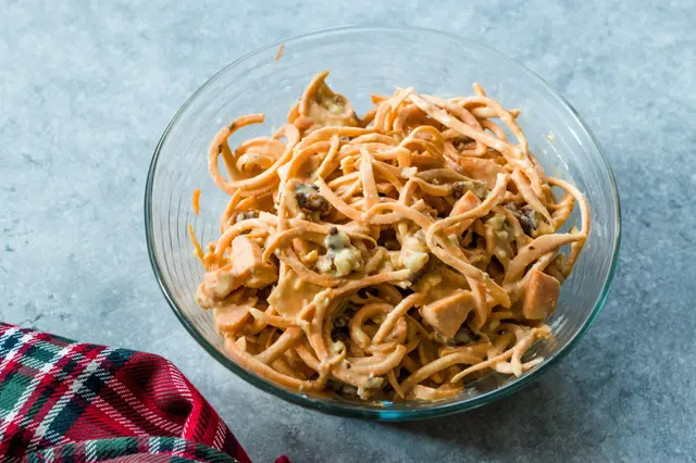 Salade de patates douces crues spiralisées au tahin