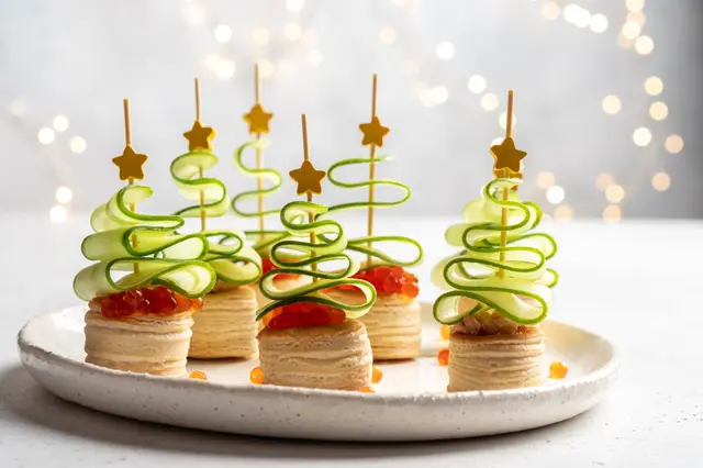 Canapés sapin de Noël au concombre, mousse de saumon et œufs de saumon