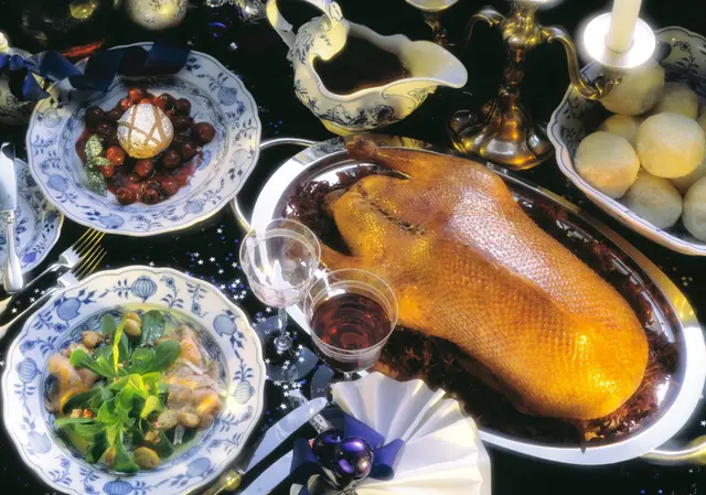 Menu de Noël : salade de mâche et pommes de terre, oie farcie rôtie, soufflé au pain d’épices et cerises